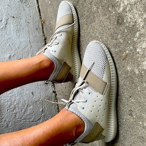 Like new under armor athletic shoes